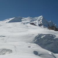 people-climbing-island-peak